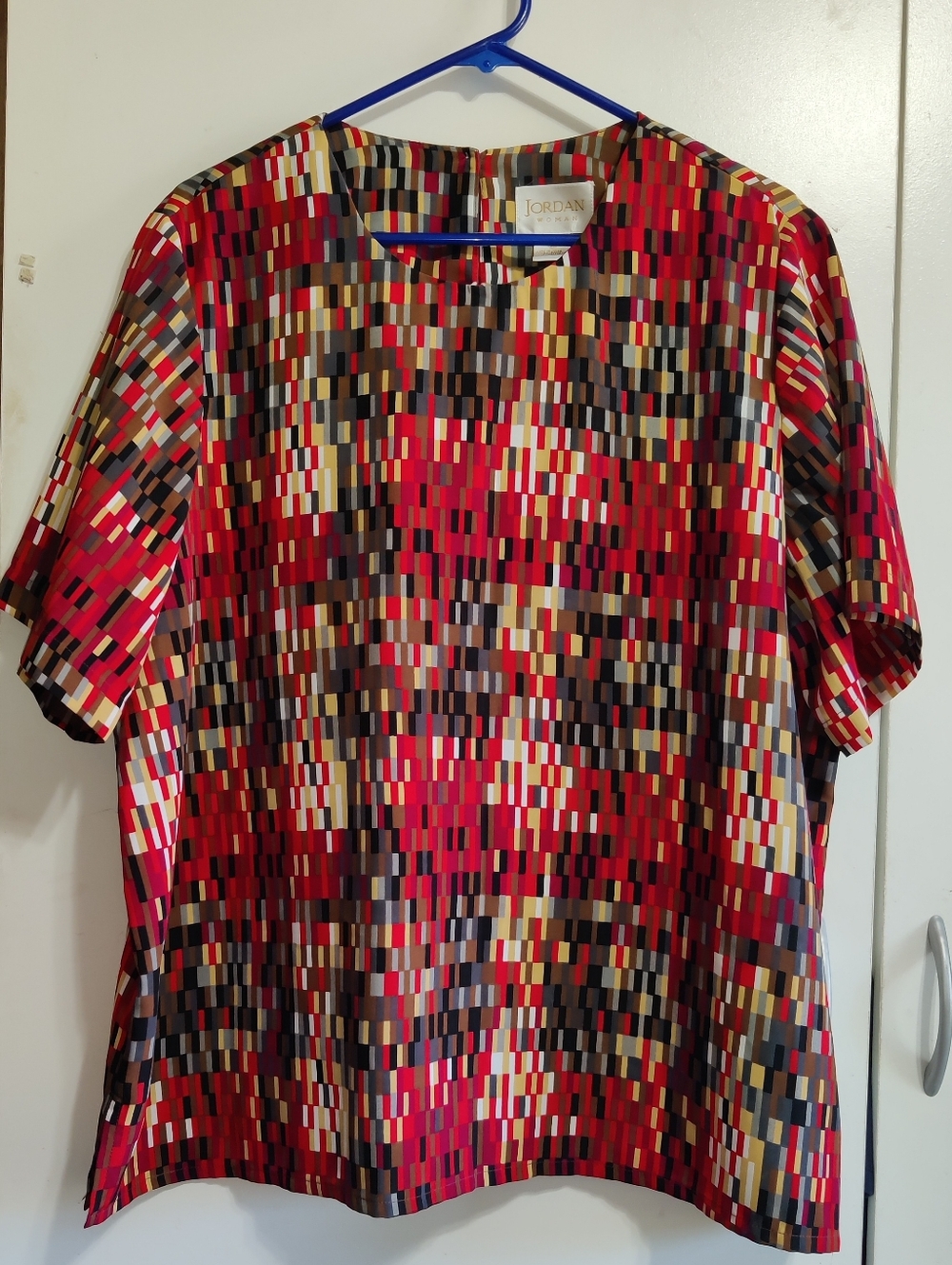 NWOT Jordan Women’s Red Multicolor Short-Sleeve Geometric Print Blouse